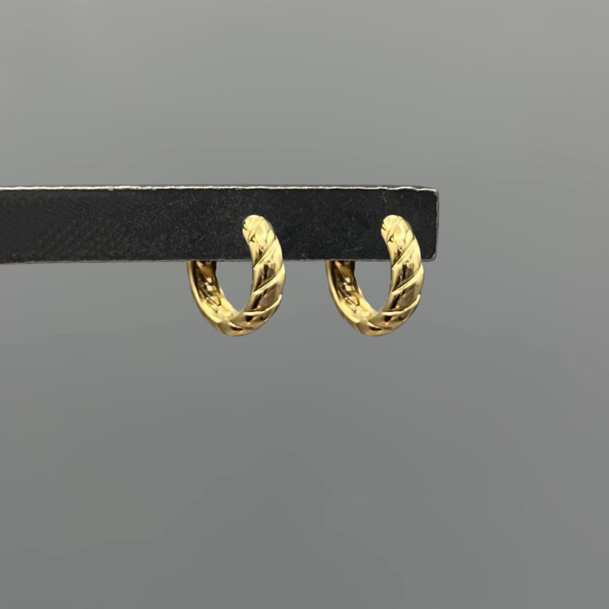 HG384 | Gold Vermeil Twisted Croissant Huggie Earrings