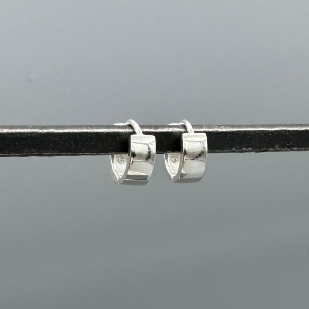 HS570 | Silver Basic Flat Clicker Huggie Earrings