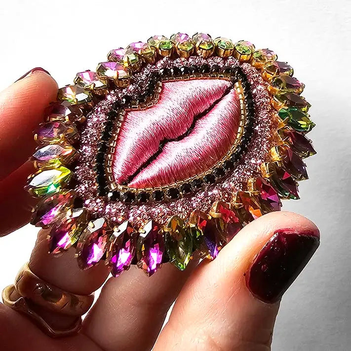 Love Kiss Brooch
